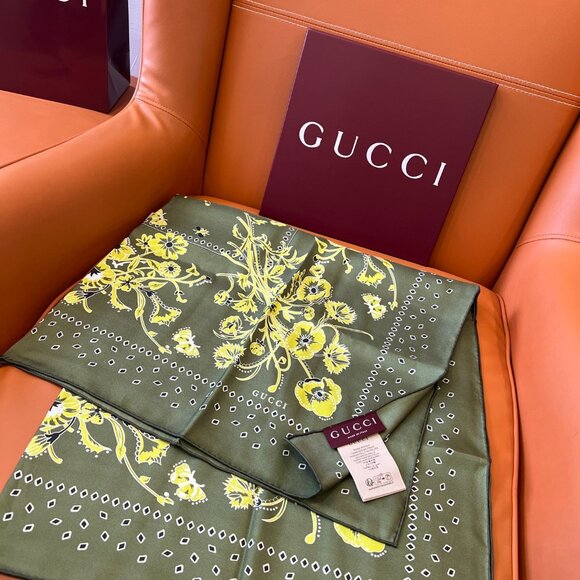 Luxury Gucci Foulard with Interlocking G Pattern - Picture 6 of 9